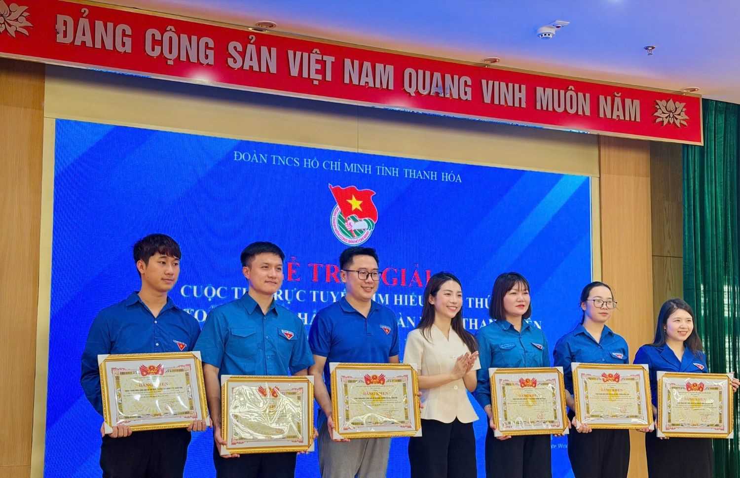 TUỔI TRẺ TRƯỜNG ĐẠI HỌC HỒNG ĐỨC VINH DỰ NHẬN BẰNG KHEN CỦA TỈNH ĐOÀN THANH HÓA